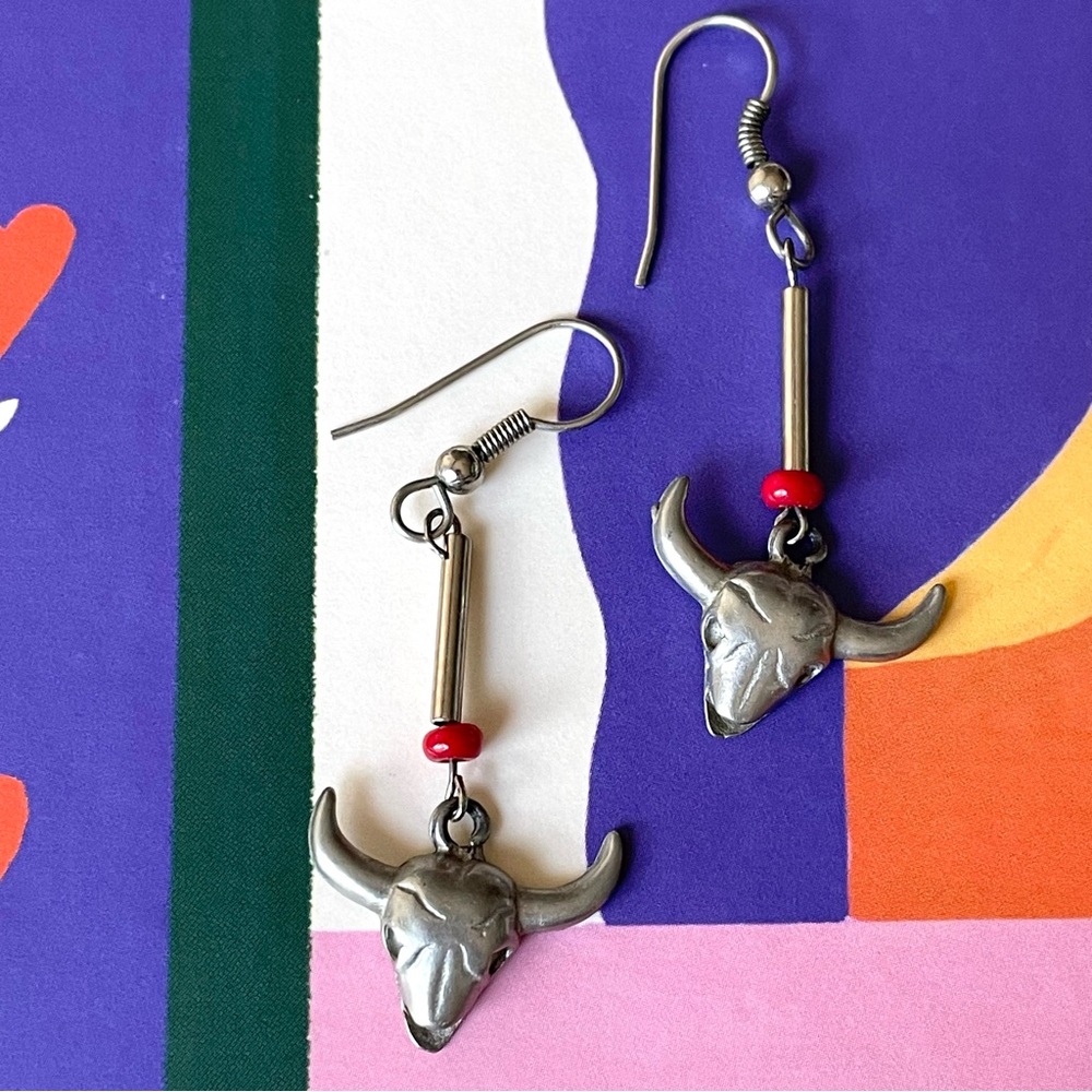 Vintage style silvertone longhorn steer bull head dangle earrings Southwestern